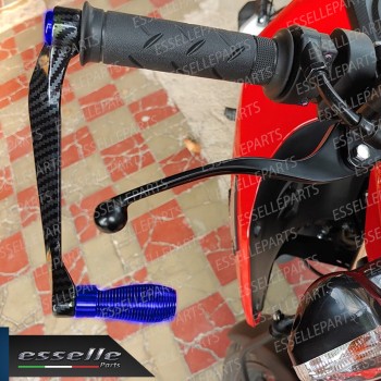 PARALEVE PROTEZIONE PER FRENO E FRIZIONE CARBON LOOK con inserti BLU Derbi