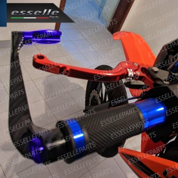 PARALEVE PROTEZIONE PER FRENO E FRIZIONE CARBON LOOK con inserti BLU Triumph