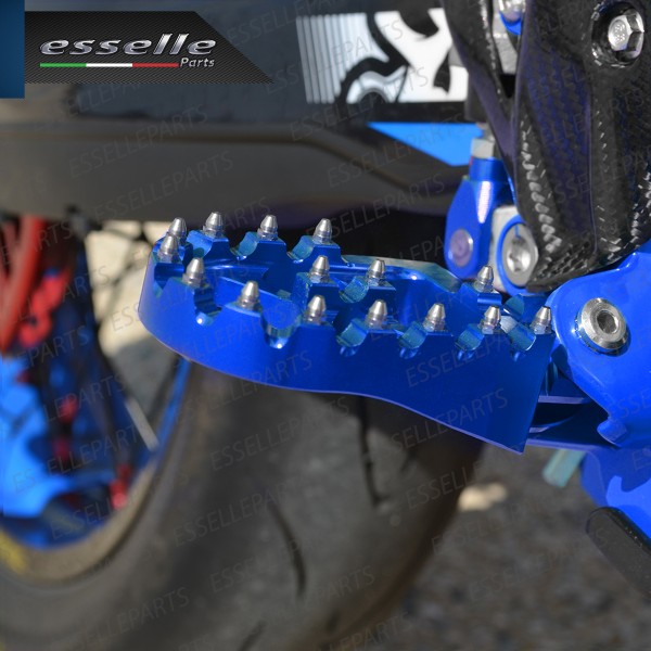 Coppia Di Pedane Poggiapiedi Maggiorate BLU in Ergal con Denti INOX per moto