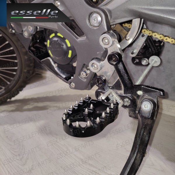 Coppia Di Pedane Poggiapiedi Maggiorate NERE in Ergal con Denti INOX per moto
