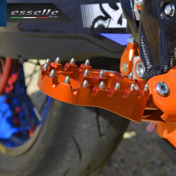 Coppia Di Pedane Poggiapiedi Maggiorate ARANCIONE in Ergal con Denti INOX per moto Coppia Di Pedane Poggiapiedi Maggiorate ARANCIONE in Ergal con Denti INOX per moto