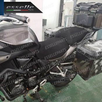 COPRISELLA ELASTICO NERO A NIDO D'APE 3D PER BENELLI TRK 502