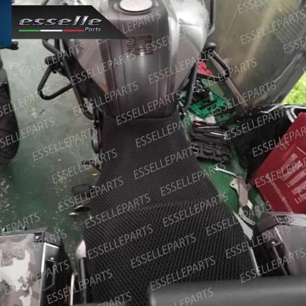 COPRISELLA ELASTICO NERO A NIDO D'APE 3D PER BENELLI TRK 502