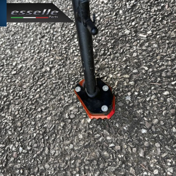 PIASTRA DI ESTENSIONE CAVALLETTO ROSSO SPECIFICA PER KAWASAKI Z650 2020