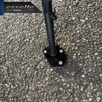 PIASTRA DI ESTENSIONE CAVALLETTO NERO SPECIFICA PER KAWASAKI Z1000 2017-2020