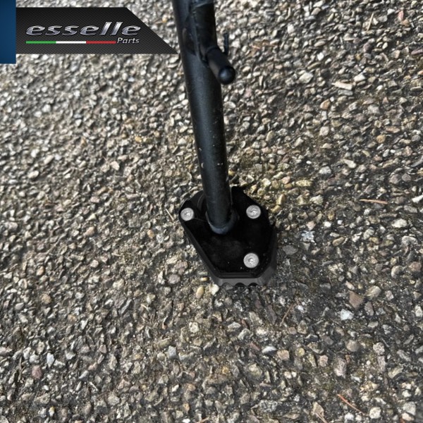 PIASTRA DI ESTENSIONE CAVALLETTO NERO SPECIFICA PER KAWASAKI Z1000 SX 2017-2020